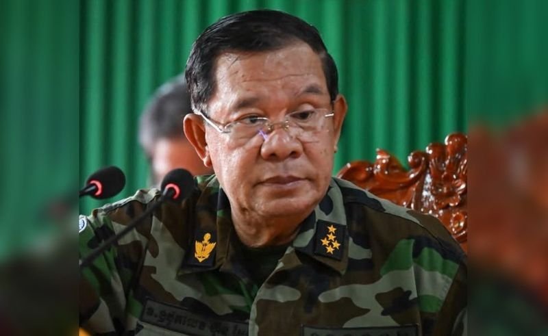 Die Ramkhamhaeng-Universität hat einen mutigen Schritt unternommen und die Ehrendoktorwürde, die Präsident Hun Sen zuvor verliehen worden war, widerrufen. Der Titel war ihm 2001 für die Förderung von Frieden und Freundschaft verliehen worden, wurde nun aber aufgrund seiner „gewalttätigen Aktionen gegen Thailänder“ annulliert.