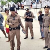 Die Polizei untersucht den Tod eines 28-jährigen amerikanischen Touristen, dessen Leiche gestern Nachmittag an der Küste von Patong Beach in Phuket angespült gefunden wurde . Die grausame Entdeckung wurde gestern, am 22. August, gegen 13:30 Uhr in der Nähe der Coral Beach Bridge am südlichen Ende des beliebten Touristen-Hotspots gemacht .