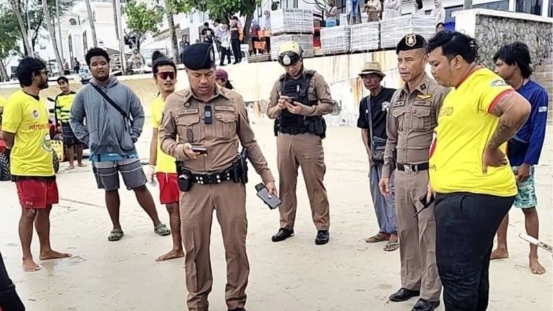 Die Polizei untersucht den Tod eines 28-jährigen amerikanischen Touristen, dessen Leiche gestern Nachmittag an der Küste von Patong Beach in Phuket angespült gefunden wurde .Die grausame Entdeckung wurde gestern, am 22. August, gegen 13:30 Uhr in der Nähe der Coral Beach Bridge am südlichen Ende des beliebten Touristen-Hotspots gemacht .