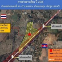 Ein Satellitenfoto der Königlich Thailändischen Armee aus dem Jahr 2025 zeigt die Flüchtlingssiedlung mit etwa 200 von Kambodschanern bewohnten Häusern in der gelben Zone des Distrikts Khok Sung in Sa Kaeo.