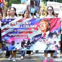 Kambodschanische Demonstranten in der Provinz Siem Reap forderten US-Präsident Donald Trump in einem dramatischen Appell auf, die Freilassung von 18 kambodschanischen Soldaten zu erwirken, die von der thailändischen Armee festgehalten werden. Fotos von Fresh News zeigen Wellen von Kambodschanern, darunter Mönche und Lehrer, die Plakate mit der Bitte um Trumps Hilfe tragen.