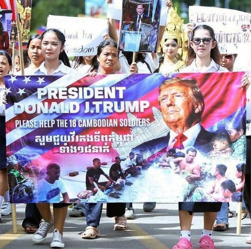 Kambodschanische Demonstranten in der Provinz Siem Reap forderten US-Präsident Donald Trump in einem dramatischen Appell auf, die Freilassung von 18 kambodschanischen Soldaten zu erwirken, die von der thailändischen Armee festgehalten werden. Fotos von Fresh News zeigen Wellen von Kambodschanern, darunter Mönche und Lehrer, die Plakate mit der Bitte um Trumps Hilfe tragen.