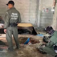 Beamte der Kampfmittelräumung sichern den Raketenkrater, den eine kambodschanische Granate kürzlich in einem Haus nahe der thailändisch-kambodschanischen Grenze hinterlassen hat. (Foto: Königlich Thailändische Armee)