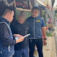 Ein berüchtigter Geldverleiher steht erneut im Rampenlicht, nachdem er dabei erwischt wurde, wie er ein illegales Kreditsystem mit einem atemberaubenden Jahreszins von 3.400 % betrieb. Die thailändische Abteilung zur Bekämpfung von Wirtschaftskriminalität (ECD) hat den 37-jährigen Narin Boon-me in Phra Nakhon Si Ayutthaya verhaftet und ihm nicht autorisierte Kreditvergabe und überhöhte Zinssätze vorgeworfen.