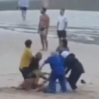 Eine Gruppe ausländischer Touristen, die einen Rettungsschwimmer am Nai Harn Beach in Phuket angegriffen hatten, hat sich bereit erklärt, dem Mann 200.000 Baht Entschädigung zu zahlen, nachdem ein Video, das den Angriff zeigt, in den sozialen Medien weit verbreitet wurde.