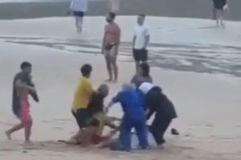 Eine Gruppe ausländischer Touristen, die einen Rettungsschwimmer am Nai Harn Beach in Phuket angegriffen hatten, hat sich bereit erklärt, dem Mann 200.000 Baht Entschädigung zu zahlen, nachdem ein Video, das den Angriff zeigt, in den sozialen Medien weit verbreitet wurde.