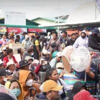 Über 200.000 kambodschanische Wanderarbeiter fliehen aus Thailand, weil sie befürchten, dass ihnen ihr Land entzogen wird und sie ihre Staatsbürgerschaft verlieren, wenn sie nicht in ihre Heimat zurückkehren.