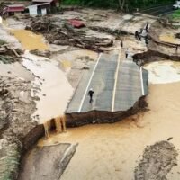 Nachdem es in der nördlichen Provinz zu heftigen Regenfällen kam, die durch ein Tiefdruckgebiet, ein Überbleibsel des Sturms Kajiki, ausgelöst wurden, wurde durch nachfolgende Abflüsse ein Abschnitt des Highway Nr. 108 im Dorf Ban Huay Pong weggespült.