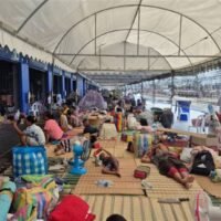 Menschen, die von den Spannungen entlang der thailändisch-kambodschanischen Grenze betroffen sind, suchen Zuflucht in einer Notunterkunft in der Provinz Buri Ram. (Foto: Surachai Piragsa)