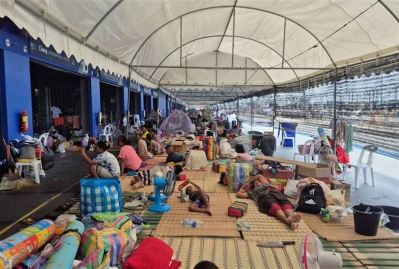 Menschen, die von den Spannungen entlang der thailändisch-kambodschanischen Grenze betroffen sind, suchen Zuflucht in einer Notunterkunft in der Provinz Buri Ram. (Foto: Surachai Piragsa)