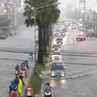 Behörden fordern Anwohner des Bang-Yai Kanals auf, sich auf die durch starke Regenfälle und Flut erhöhte Überschwemmungsgefahr vorzubereiten. Die Behörden in Phuket haben eine Hochwasserwarnung herausgegeben , da anhaltender starker Regen und eine Flut den Bang-Yai-Kanal zu überfluten drohen .