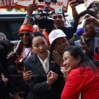 Das thailändische Verfassungsgericht entließ Premierminister Paetongtarn Shinawatra am Freitag nach nur einem Jahr an der Macht wegen eines Verstoßes gegen die Ethikregeln aus dem Amt. Dies war ein weiterer schwerer Schlag für die politische Dynastie der Shinawatras, der eine neue Periode der Unruhen einleiten könnte.