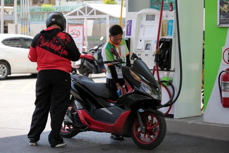 Ein Tankwart betankt ein Motorrad. Laut TPSO ist die Verlangsamung der Inflation in den letzten Monaten vor allem auf angebotsseitige Faktoren zurückzuführen, insbesondere auf gesunkene Kraftstoffpreise. (Foto: Chanat Katanyu)