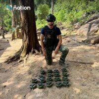 Die Königlich Thailändische Armee (RTA) warnte am Dienstag vor möglichen Vergeltungsmaßnahmen gegen Kambodscha, nachdem ein thailändischer Soldat bei der Explosion einer Landmine in der Nähe von Prasat Ta Muen Thom in der Provinz Surin schwer verletzt worden war. Sie bezeichnete dies als einen anschaulichen Beweis für die Verletzung des Waffenstillstands durch Kambodscha.