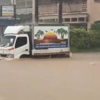 Starke Regenfälle haben Teile von Phichit und Phuket unter Wasser gesetzt, während für 41 weitere Provinzen, darunter Bangkok, weiterer Regen vorhergesagt wird. Zu den Provinzen, in denen die stärksten Niederschläge erwartet werden, gehören Sakon Nakhon, Nakhon Phanom, Nakhon Ratchasima, Chanthaburi und Trat. Dies veranlasste die Wetterbehörde dazu, die Menschen in den Vorgebirgen und in der Nähe von Flüssen zu warnen, sich vor Sturzfluten und Erdrutschen in Acht zu nehmen.