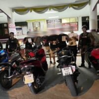 Die Polizei in Na Jomtien hat sechs Ausländer wegen gefährlicher nächtlicher Motorradfahrten auf der Sukhumvit Road nahe der Kreuzung Nong Chub Tao festgenommen. Alle sechs Personen waren kuwaitische Staatsbürger und konnten keinen gültigen Führerschein oder Fahrzeugpapiere vorweisen.