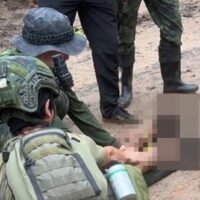 Ein thailändischer Soldat verlor seinen rechten Fuß, als er am Mittwochnachmittag in der Nähe des Hügels 350 in der Provinz Surin, nahe der Tempelruinen von Ta Kwai und der Grenze zu Kambodscha, auf eine Antipersonenmine trat. Er ist der sechste thailändische Soldat, der seit dem Ausbruch des aktuellen Grenzkonflikts im Juli durch eine Landmine verstümmelt wurde.