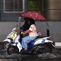 Freitag – Die thailändische Wetterbehörde hat eine Warnung vor großflächigen Gewittern in 36 Provinzen herausgegeben. In Bangkok sind schwere Regenfälle auf 60 Prozent der Fläche zu erwarten. Die Bevölkerung wird vor möglichen Gewittern gewarnt. Diese werden durch ein Tiefdruckgebiet über Nordlaos und Nordvietnam sowie den Südwestmonsun über der Andamanensee, Thailand und dem Golf von Thailand verursacht.