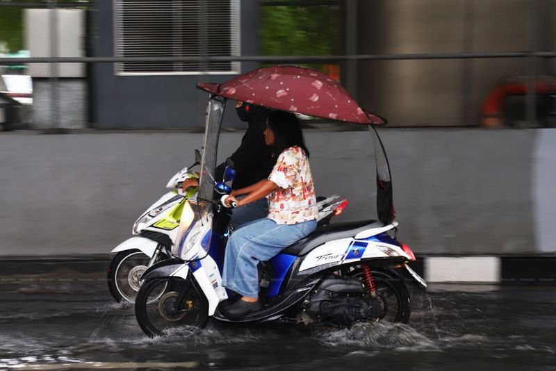 Freitag – Die thailändische Wetterbehörde hat eine Warnung vor großflächigen Gewittern in 36 Provinzen herausgegeben. In Bangkok sind schwere Regenfälle auf 60 Prozent der Fläche zu erwarten. Die Bevölkerung wird vor möglichen Gewittern gewarnt. Diese werden durch ein Tiefdruckgebiet über Nordlaos und Nordvietnam sowie den Südwestmonsun über der Andamanensee, Thailand und dem Golf von Thailand verursacht.