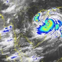 Der Taifun Kajiki wird sich nach Angaben der Wetterbehörde zu einem Tiefdruckgebiet abschwächen und am Dienstagabend die nordthailändische Provinz Nan erreichen. Am Sonntagabend sagte Sukanyanee Yawinchan, Generaldirektor der Abteilung, dass sich der Taifun am Sonntag um 16 Uhr im oberen Südchinesischen Meer befunden habe, etwa 450 Kilometer südöstlich der Stadt Vinh in Vietnam.
