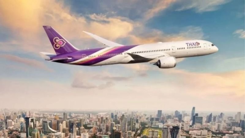 Die Fluggesellschaft plant, ihre Flotte um bis zu 80 neue Flugzeuge zu erweitern – 45 davon sind bestätigte Bestellungen von Boeing. Es gab Spekulationen, der Kauf stehe im Zusammenhang mit Verhandlungen mit Washington. Führungskräfte von THAI stellten jedoch klar, dass die Entscheidung auf den Wiederaufbaubemühungen der Fluggesellschaft beruht und nicht von politischen Einflüssen beeinflusst wird.