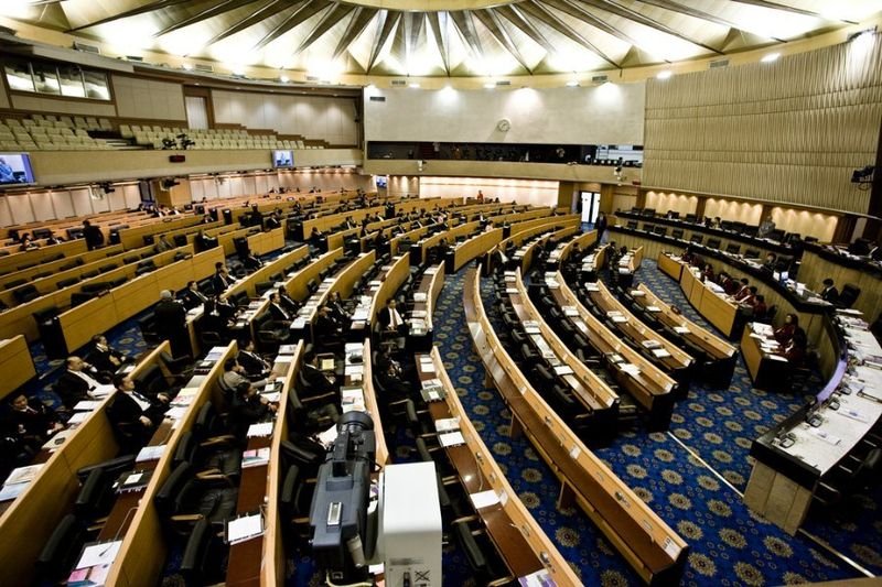 Eine kürzlich vom thailändischen National Institute of Development Administration durchgeführte Umfrage zeigt einen erschreckenden Vertrauensverlust der Thailänder sowohl in die Regierungsparteien als auch in die Oppositionsparteien.Die Umfrage zeigt eine zunehmende Frustration der Thailänder gegenüber der politischen Führung und wurde vom 13. bis 14. August mit 1.310 Teilnehmern im ganzen Land durchgeführt.