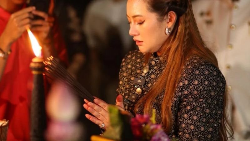 In einer überraschenden Wendung der Ereignisse haben zwei thailändische Anwälte eine Klage gegen eine bekannte Wahrsagerin eingereicht. Sie beschuldigen sie, mit ihren Vorhersagen über bevorstehende Zusammenstöße an der thailändisch-kambodschanischen Grenze öffentliche Panik geschürt zu haben.