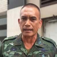 Die thailändische Armee berichtet, dass rund 2.500 kambodschanische Soldaten bei den anhaltenden Grenzkämpfen ums Leben gekommen sind. Sie versuchten, das Gebiet Prasat Ta Khwai im Distrikt Panom Dongrak (Surin) und das Gebiet Pumakhua im Distrikt Kantharalak (Si Saket) zurückzuerobern. Generalmajor Wanchana Sawatdee teilte diese Schätzung in einem Interview mit „Naewna Online“ mit.
