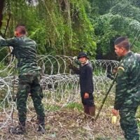 Thailands Verteidigungsministerium steht unter öffentlicher Beobachtung, nachdem die Zweite Armeeregion in den sozialen Medien um Spenden in Form von Stacheldraht für den Grenzschutz gebeten hatte. Der Beitrag löste eine Debatte über Militärfinanzierung und Regierungseffizienz aus.