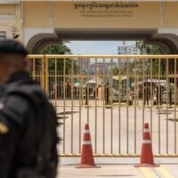 Die thailändische Armee hält ihre Position und hält die Grenzkontrollpunkte zu Kambodscha geschlossen. Der Kommandeur der Zweiten Armeeregion, Generalleutnant Boonsin Padklang, erklärte heute, dass die thailändischen Truppen an den elf strategischen Standorten bleiben werden, die sie bei den jüngsten Zusammenstößen mit kambodschanischen Streitkräften vom 24. bis 28. Juli erobert haben