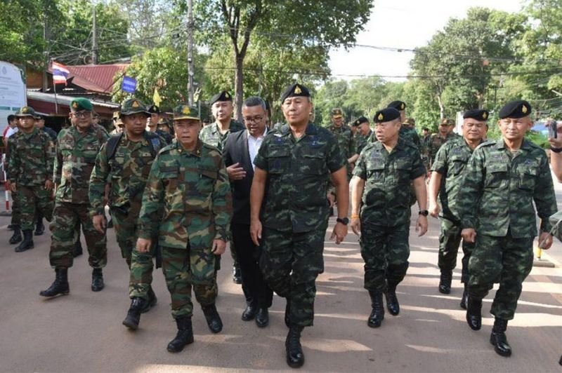 BANGKOK. Die Königlich Thailändische Armee steht unter Beobachtung, nachdem große Mengen Dieselkraftstoff aus ihrem 18. Militärbezirk in Saraburi verschwunden sind. Der Militärausschuss des Repräsentantenhauses hat die Armee aufgefordert, den Vorfall zu erklären. Die Vermutung deutet auf erhebliches Fehlverhalten hin.