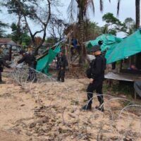 Thailändische Soldaten installieren am 6. August Stacheldraht, um thailändisches Territorium am Grenzübergang Chong Aan Mah in der Provinz Ubon Ratchathani zu markieren. (Foto: Zweite Armeeregion)