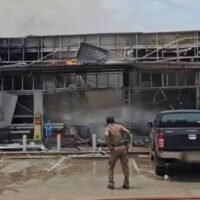 Thailand erwägt rechtliche Schritte gegen Kambodscha nach einem tödlichen Zusammenstoß Ende Juli, der Berichten zufolge durch kambodschanische Aggression ausgelöst wurde. Der Konflikt führte zu zahlreichen Todesopfern und Schäden jenseits der thailändischen Grenze.