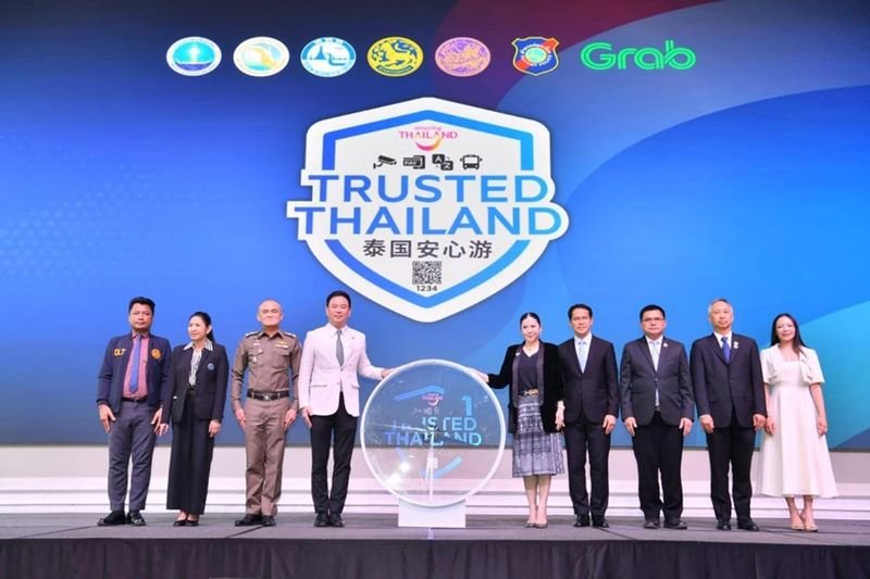 Um das internationale Vertrauen zu stärken, hat die thailändische Tourismusbehörde (TAT) das Siegel „Trusted Thailand“ eingeführt. Dies ist ein wichtiger Schritt zur Stärkung des Rufs des Landes als sicheres und einladendes Reiseziel. Die am Mittwoch angekündigte Initiative soll Reisenden hohe Sicherheitsstandards im gesamten Tourismussektor garantieren, wobei ein besonderer Schwerpunkt auf den chinesischen Besuchern liegt.
