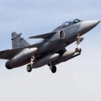 Thailand steht angesichts zunehmender geopolitischer Spannungen in der Region kurz vor dem Abschluss eines wichtigen Abkommens über die Beschaffung von Kampfjets mit Schweden. Das thailändische Außenministerium gab bekannt, dass die erste Phase des Abkommens am Dienstag, dem 26. August, während eines diplomatischen Besuchs unter der Leitung von Außenminister Maris Sangiampongsa formalisiert werde.