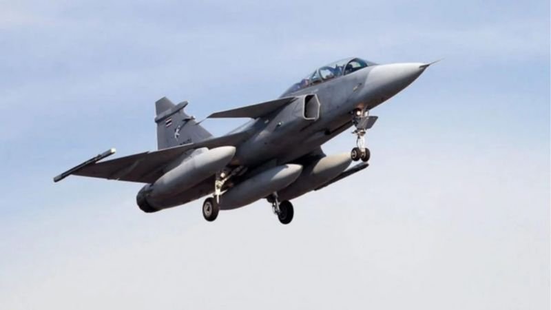 Thailand steht angesichts zunehmender geopolitischer Spannungen in der Region kurz vor dem Abschluss eines wichtigen Abkommens über die Beschaffung von Kampfjets mit Schweden. Das thailändische Außenministerium gab bekannt, dass die erste Phase des Abkommens am Dienstag, dem 26. August, während eines diplomatischen Besuchs unter der Leitung von Außenminister Maris Sangiampongsa formalisiert werde.