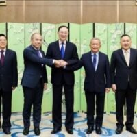 Thailand und Kambodscha haben nach tagelangen Grenzkonflikten ihre Bereitschaft zu einem fragilen Waffenstillstand bekräftigt, nachdem China in Shanghai diplomatische Gespräche zur Entspannung der Spannungen veranstaltet hatte.