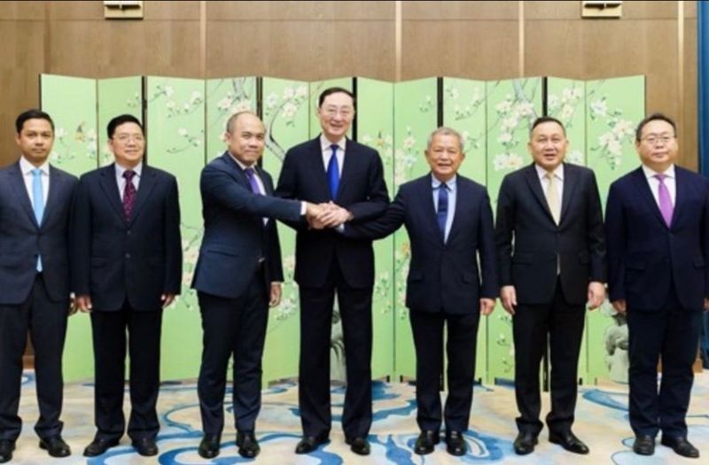Thailand und Kambodscha haben nach tagelangen Grenzkonflikten ihre Bereitschaft zu einem fragilen Waffenstillstand bekräftigt, nachdem China in Shanghai diplomatische Gespräche zur Entspannung der Spannungen veranstaltet hatte.
