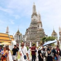 Eine vielversprechende Entwicklung für Thailands Tourismussektor: Die Zahl der ausländischen Touristen stieg in der Woche vor dem 10. August um 7,1 Prozent. Dies deutet darauf hin, dass die Spannungen an der Grenze die Besucher nicht abschrecken. Laut Regierungssprecher Sasikarn Watthanachan fiel dieser Anstieg mit der Sommerferienzeit und den verlängerten Feiertagen in Japan zusammen.