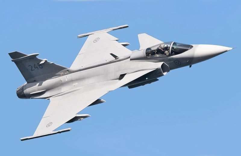 Die thailändische Luftwaffe (RTAF) hat einen historischen Moment mit dem ersten Kampfeinsatz von JAS 39C/D Gripen-Kampfflugzeugen im Kampf erlebt. Am 26. Juli waren diese in Schweden gebauten Kampfflugzeuge im Einsatz gegen kambodschanische Artillerie, die thailändische Stellungen im Zuge eines angespannten Grenzkonflikts angriff.