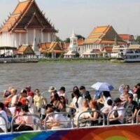 Von Jahresbeginn bis zum 17. August empfing Thailand 20,81 Millionen internationale Besucher, was einem Rückgang von 7,04 % gegenüber dem Vorjahreszeitraum entspricht. Bemerkenswert ist, dass China weiterhin die größte Besucherquelle ist und 2,93 Millionen Reisende zu den beliebten Attraktionen des Landes beisteuerte.