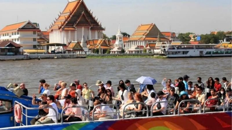 Von Jahresbeginn bis zum 17. August empfing Thailand 20,81 Millionen internationale Besucher, was einem Rückgang von 7,04 % gegenüber dem Vorjahreszeitraum entspricht. Bemerkenswert ist, dass China weiterhin die größte Besucherquelle ist und 2,93 Millionen Reisende zu den beliebten Attraktionen des Landes beisteuerte.