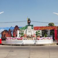 Die heftigen Auseinandersetzungen an der thailändisch-kambodschanischen Grenze haben Thailands boomenden Tourismussektor schwer getroffen und zu einem erschreckenden monatlichen Verlust von drei Milliarden Baht (83 Millionen US-Dollar) geführt. Seit dem Ausbruch der Feindseligkeiten im letzten Monat ist es in den einst geschäftigen Grenzprovinzen unheimlich still geworden. Verängstigte Touristen haben aus Angst um ihre Sicherheit über 5.000 Hotelbuchungen storniert.