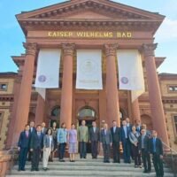 Eine thailändische Delegation unter der Leitung von Geheimrat Air Chief Marshal Chalit Pukphasuk und General Chalermchai Sitthisart reiste am 21. August zu einem informativen Besuch nach Deutschland, um sich über das renommierte Spa- und Thermalquellen-Management des Landes zu informieren. Die Gruppe, zu der auch hochrangige Tourismusbeamte gehören, will den Wellness-Tourismus Thailands revolutionieren, insbesondere in der Sankampaeng-Therme in Chiang Mai .