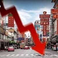 Die Zahl der ausländischen Touristen in Thailand ging in den ersten sieben Monaten des Jahres 2025 um 6 % zurück, was einem entsprechenden Rückgang der internationalen Tourismuseinnahmen um 4,22 % entspricht. Der Rückgang wird auf die verstärkte Konkurrenz durch regionale Konkurrenten zurückgeführt, insbesondere China, Japan und Vietnam, die ihre eigenen Tourismussektoren stark fördern.