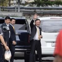 Das Strafgericht in Ratcha hat heute Morgen (22. August) die Anklage wegen Verstoßes gegen Abschnitt 112 des Strafgesetzbuches, besser bekannt als Majestätsbeleidigungsgesetz, und das Computer Crimes Act von 2017 gegen den De-facto-Chef der Pheu Thai Partei, Thaksin Shinawatra, abgewiesen.