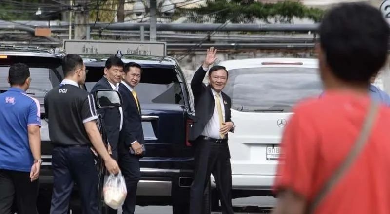 Das Strafgericht in Ratcha hat heute Morgen (22. August) die Anklage wegen Verstoßes gegen Abschnitt 112 des Strafgesetzbuches, besser bekannt als Majestätsbeleidigungsgesetz, und das Computer Crimes Act von 2017 gegen den De-facto-Chef der Pheu Thai Partei, Thaksin Shinawatra, abgewiesen.