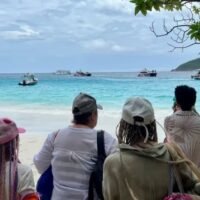 Die Zahl der Touristenankünfte in Thailand hat einen deutlichen Rückgang erlitten und ist in der vergangenen Woche nach der Beilegung der thailändisch-kambodschanischen Konflikte um fünf Prozent gesunken, berichtete Thai Rath auf Grundlage von Daten der thailändischen Tourismusbehörde (TAT). Dieser Rückgang steht im Gegensatz zu einem Anstieg um ein Prozent während des Konflikts in der Vorwoche.