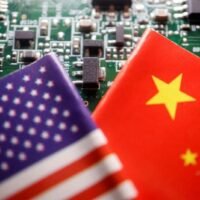 US-Präsident Donald Trump hat die Aussetzung der himmelhohen Zölle auf chinesische Waren um weitere 90 Tage bis Anfang November verlängert und damit die Handelsbeziehungen zwischen den beiden größten Volkswirtschaften der Welt stabilisiert. Trump unterzeichnete eine Anordnung, die den Waffenstillstand bis zum 10. November verlängerte und eine für Dienstag geplante Zollerhöhung aufschob