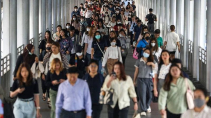 . Eine aktuelle Umfrage des National Institute of National Administration (NIDA) ergab, dass mehr als die Hälfte der thailändischen Befragten eine Distanzierung Thailands zu seinem Nachbarn Kambodscha wünscht. Bemerkenswerte 64,73 Prozent glauben zudem, dass sich globale Supermächte in den Grenzstreit einmischen, um ihre eigenen Ziele zu verfolgen.